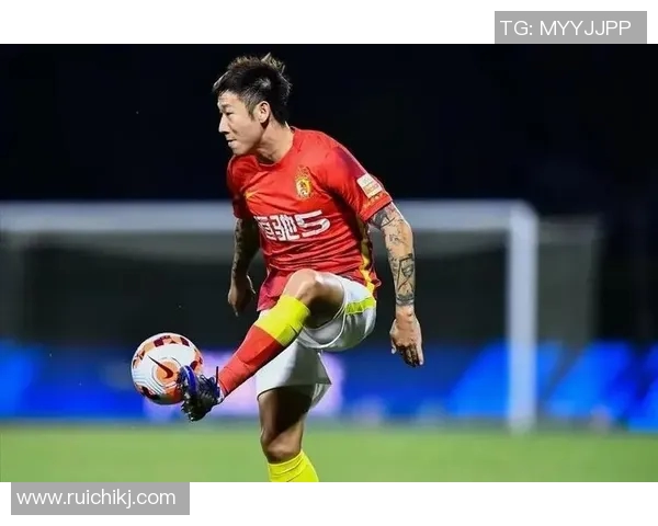 足球场上的魅力瞬间精彩足球明星照片展现他们的风采与激情 足球场上的魅力瞬间精彩足球明星照片展现他们的风采与激情