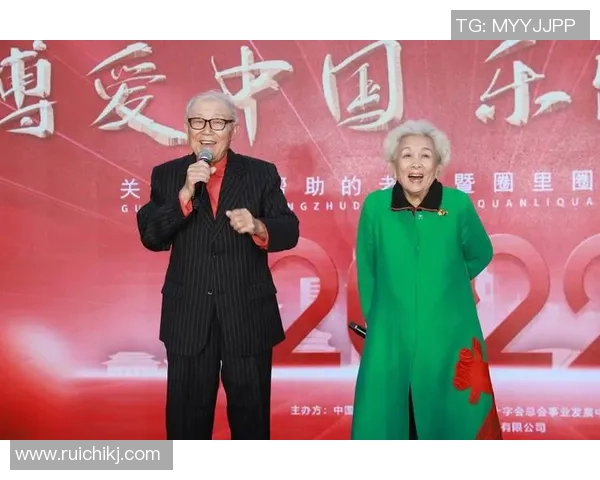 中国足球明星化身慈善使者关爱老人传递温暖与希望